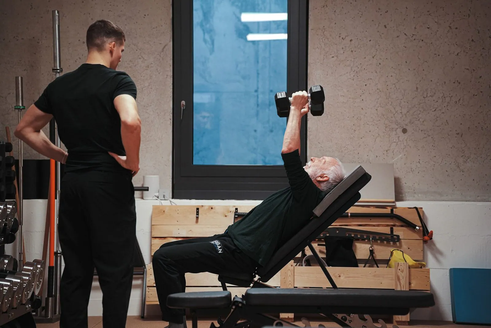 Krafttraining im BRIKS Studio Heidelberg – Kurzhanteldrücken auf der Schrägbank